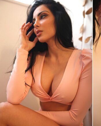 Modelo argentina Flavia Medina posando con un provocativo top de satén rosa palo, mirada intensa y actitud glamorosa