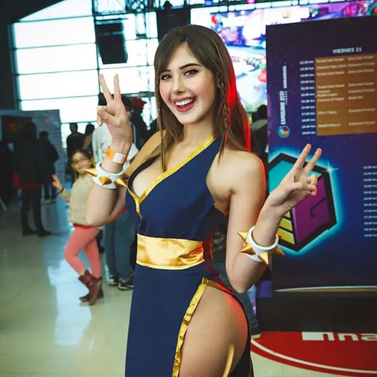 Icata:  Fotos y videos de la cosplayer chilena en Japón