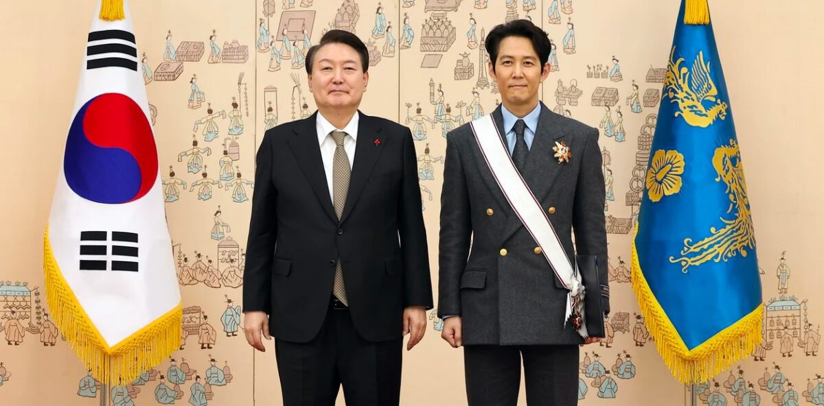 «El Juego del Calamar» recibe la medalla más importante de Corea del Sur Imagen de la medalla más importante de Corea del Sur otorgada al director y actor de