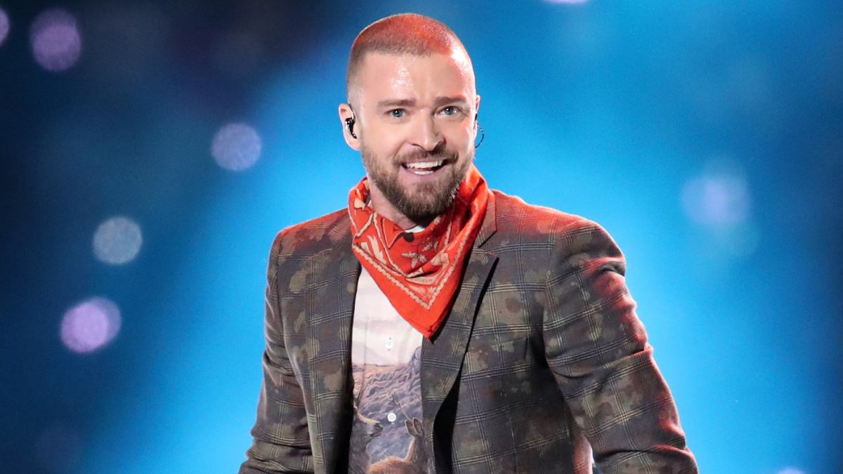 Justin Timberlake celebrando su éxito en la industria del entretenimiento