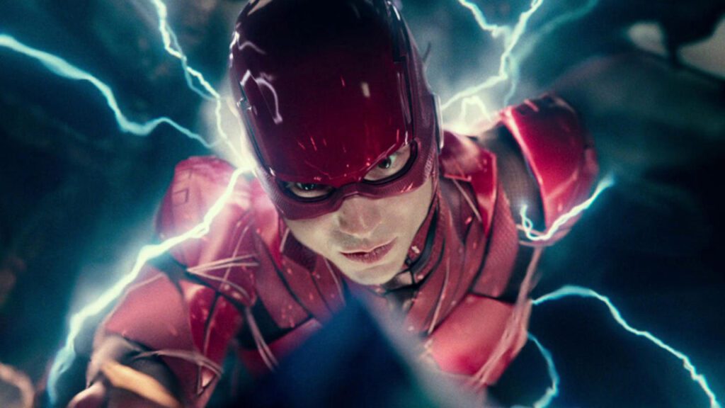 Imagen de Ezra Miller posando como The Flash con su traje rojo icónico