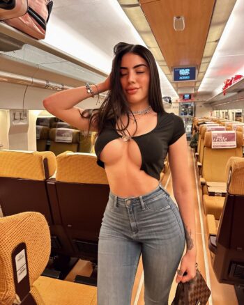 Modelo Paulina Franco presume su belleza voluptuosa