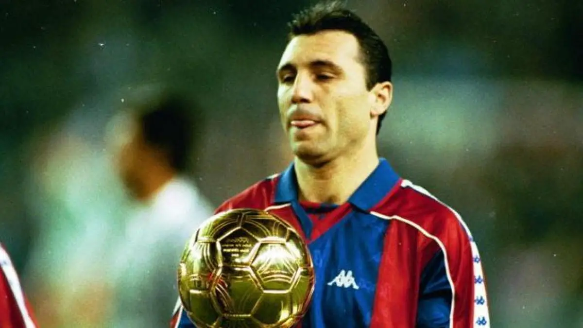 Hristo Stoichkov, el exfutbolista búlgaro Hristo Stoichkov posando con su trofeo Balón de Oro