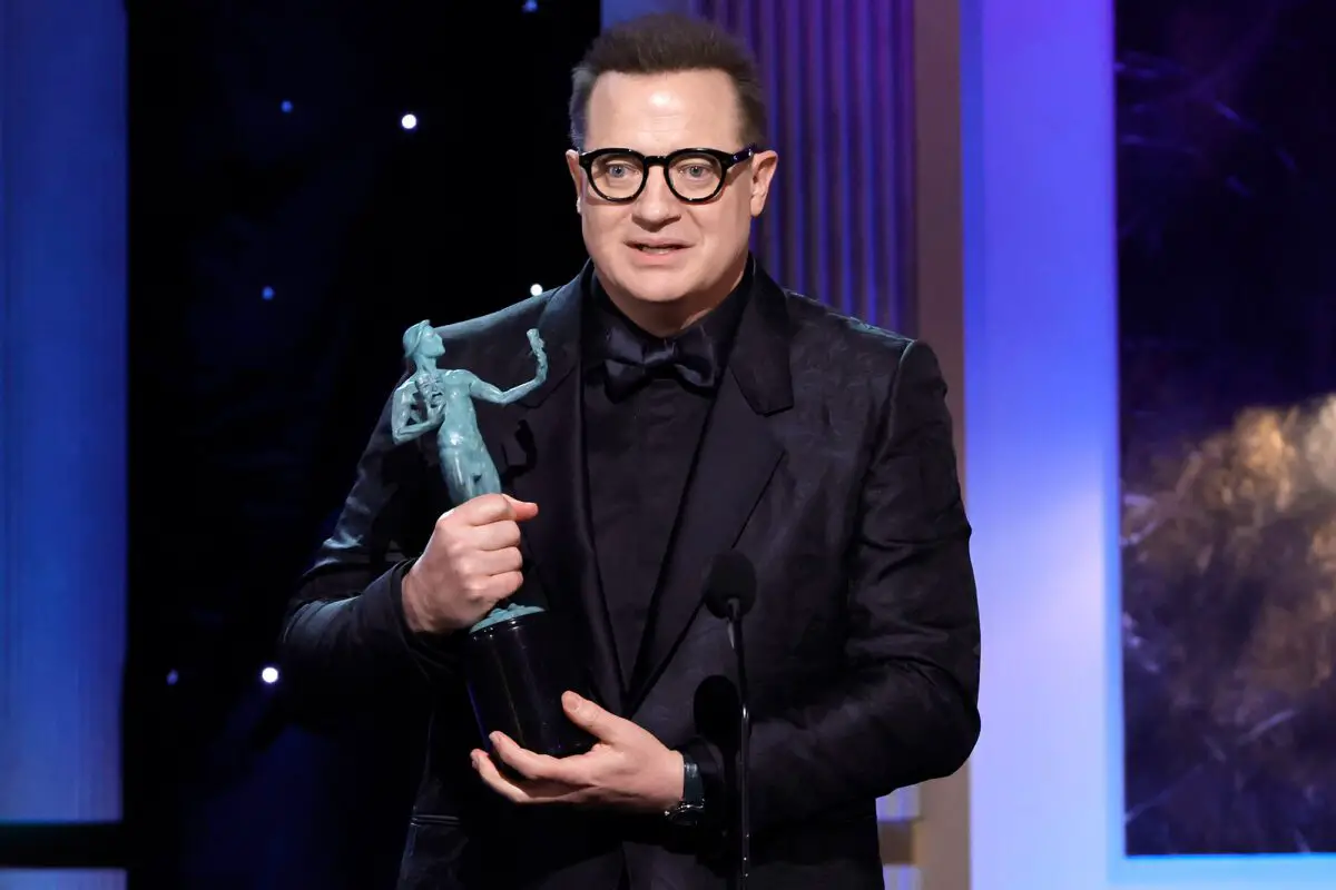 Brendan Fraser es honrado con el SAG Award por su actuación en «The Whale Brendan Fraser sonríe y sostiene el premio SAG mientras posa para la foto