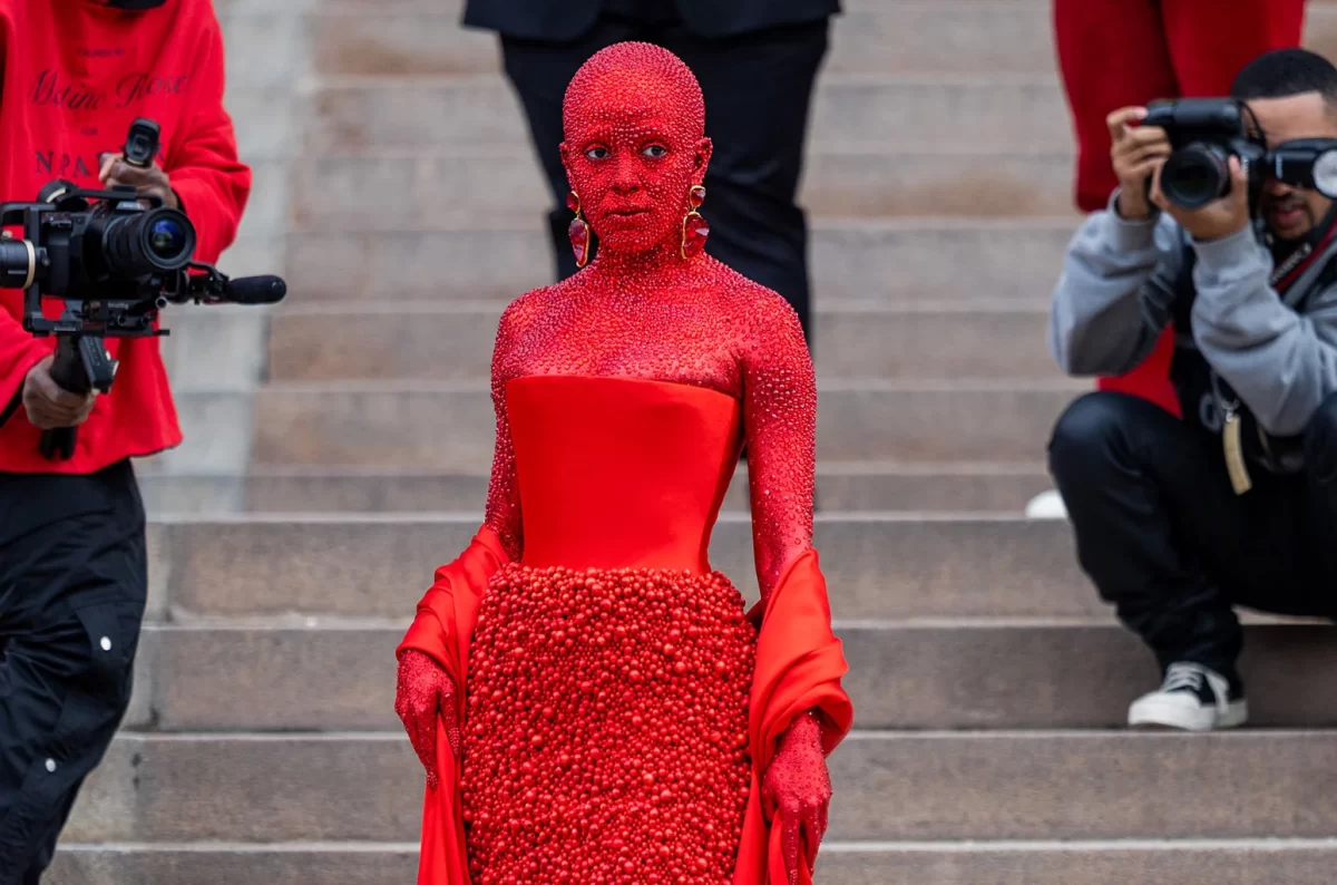 Doja Cat vestida y maquillada completamente de rojo en el Paris Fashion Week 2023