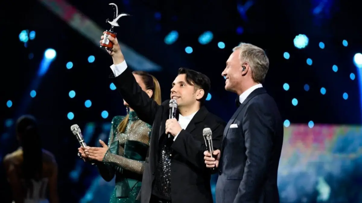 Fabrizio Copano en el escenario de Viña 2023, haciendo reír a la audiencia