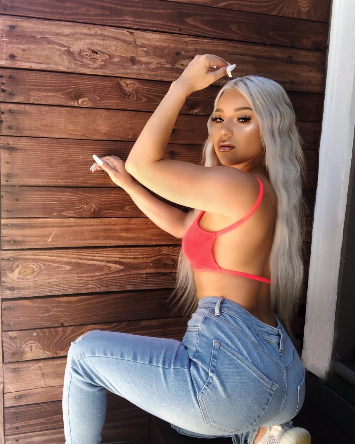 Conoce a Jaxvicious, la Nueva Edad Bad Bitch en el mundo del Maquillaje y la Moda Jaxvicious posando con su característico cabello gris