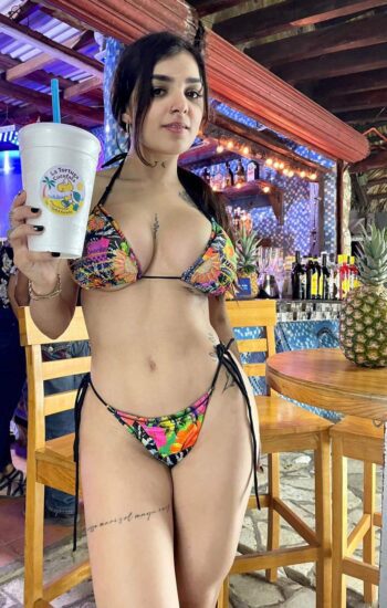 Karely Ruiz, elegancia y sensualidad en sesión de fotos con bikini multicolor
