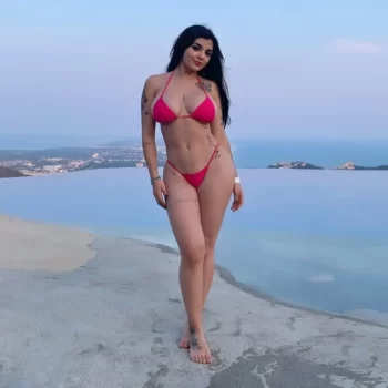 Karely Ruiz deslumbra en la playa con bikini rojo