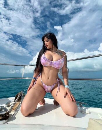 La modelo Karely Ruiz disfruta de la vista en el mar