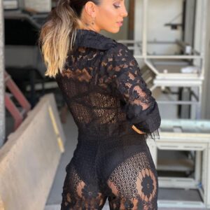 La bailarina y panelista argentina posó con un conjunto de camisa abierta y pantalón de encaje negro para su último show en Los Ángeles de la Mañana. Un minitop con tiras cruzadas sobre el abdomen completó el look provocativo.