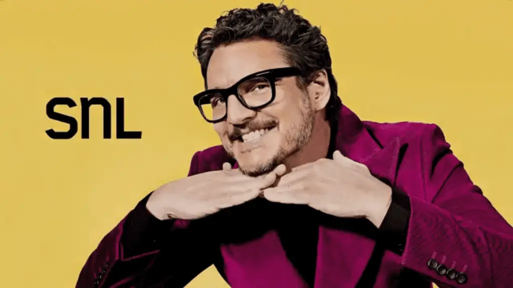 Pedro Pascal en SNL Saturday Night Live con un fondo amarillo.