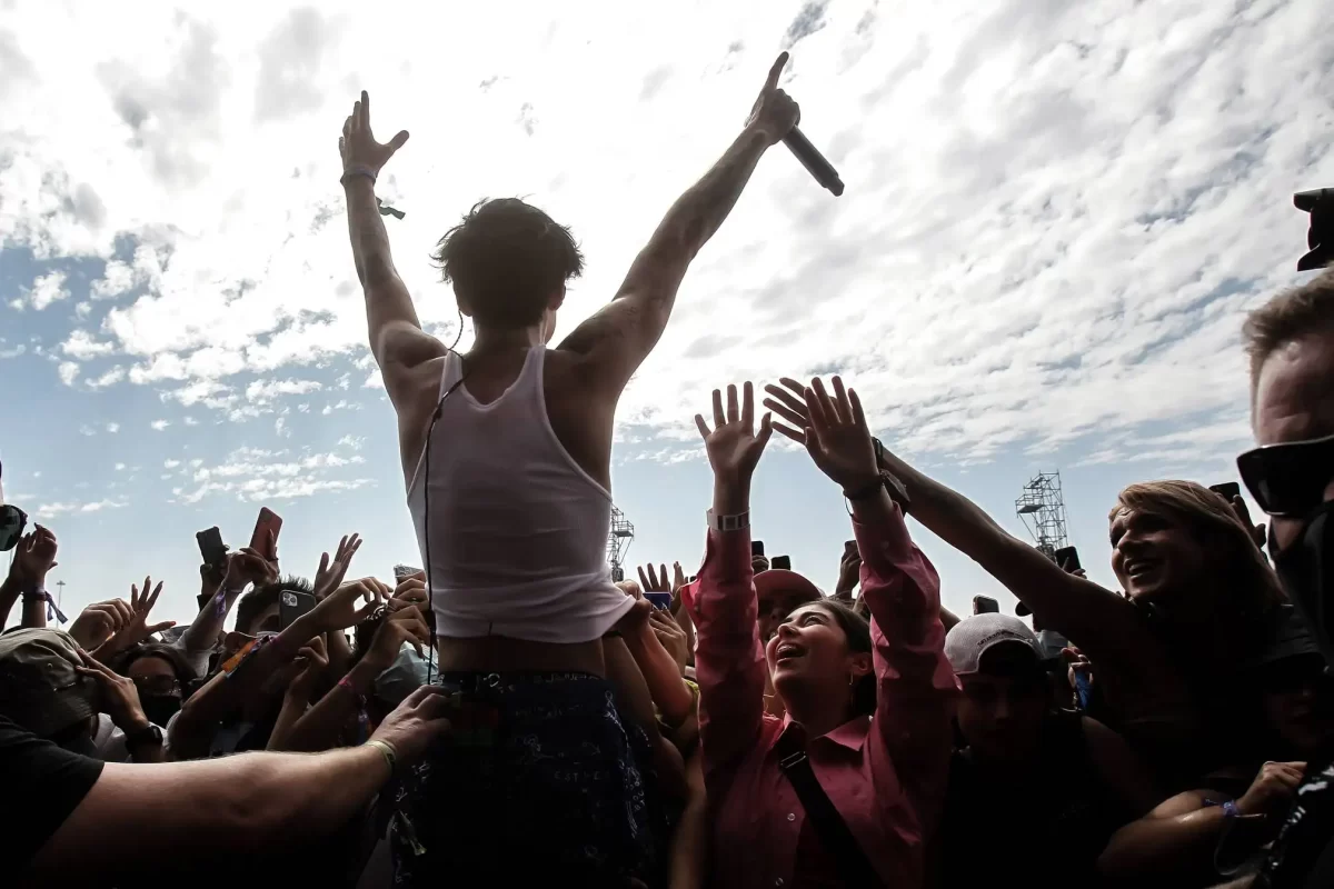 Persona del público disfrutando el festival sentada en los hombros de otra persona. Todo lo que necesitas saber sobre Lollapalooza 2023