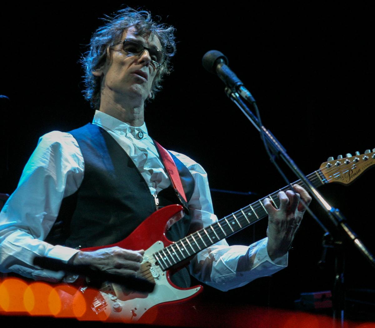 Foto de Luis Alberto Spinetta tocando en un concierto