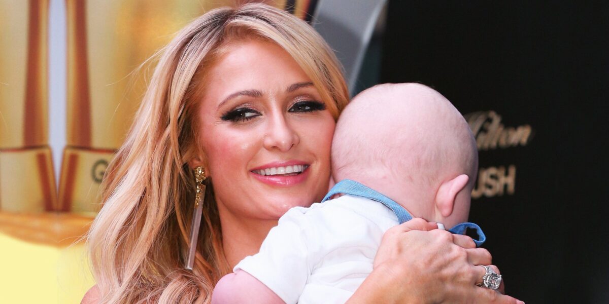 Paris Hilton sostiene a su bebé recién nacido, Phoenix Hilton