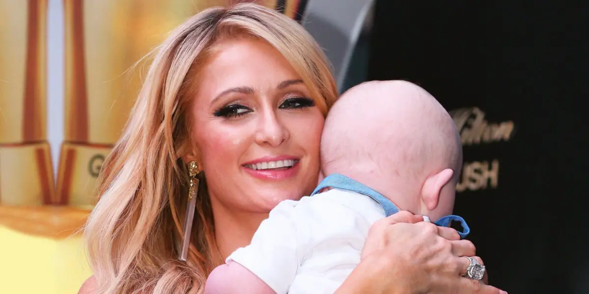Paris Hilton presenta a su hijo, Phoenix Hilton Paris Hilton sostiene a su bebé recién nacido, Phoenix Hilton