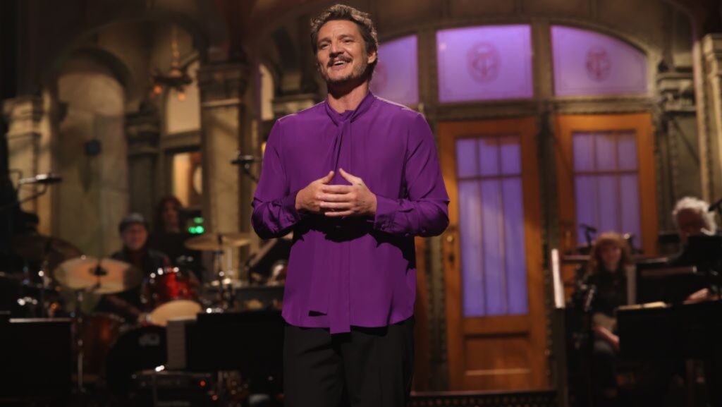 Pedro Pascal en SNL Saturday Night Live presentando con camisa morada.