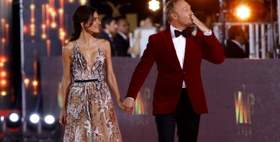 Martin Cárcamo y Maria Luisa Godoy caminan por la alfombra roja y saludan al público. en la noche de los looks más jugados de la gala de Viña 2023