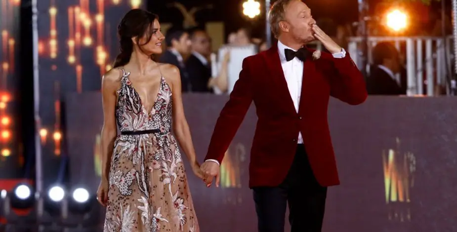 Los animadores estrellas de festival saludan al público Martin Cárcamo y Maria Luisa Godoy caminan por la alfombra roja y saludan al público. en la noche de los looks más jugados de la gala de Viña 2023