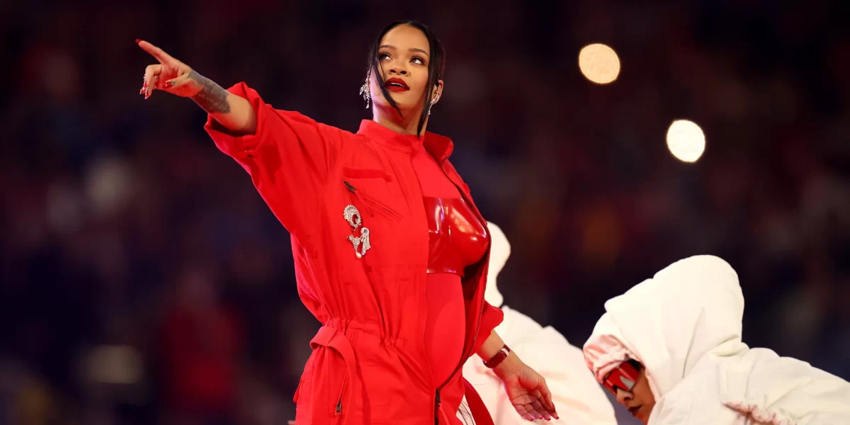 Rihanna y su baby bump durante el Halftime Show del Super Bowl LVII
