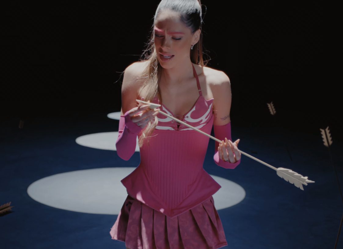 Imagen del video musical de 'Cupido' de Tini, que ha sido objeto de polémica por su parecido con el video de 'In My Head' de Ariana Grande.