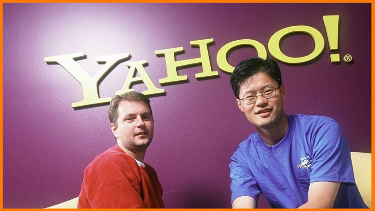 Jerry Yang y David Filo, los fundadores de Yahoo!, sentados en una oficina.