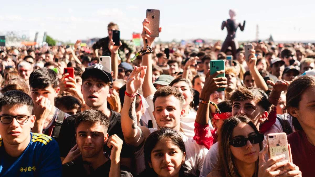 Imagen de una larga fila de personas en el Lollapalooza Argentina 2023