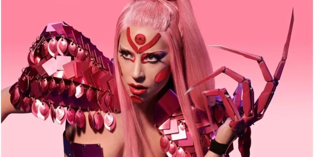 Lady Gaga con disfraz espacial rosa como extraterrestre