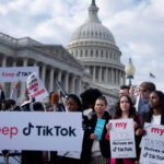 «Tiktokers» protestan en el Congreso de EE.UU. contra los bloqueos a la popular aplicación