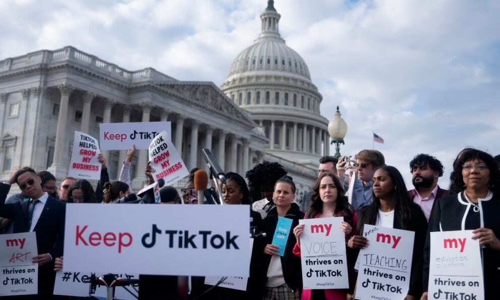 Protesta de Tiktokers en el Congreso de EE.UU. por bloqueos a la aplicación