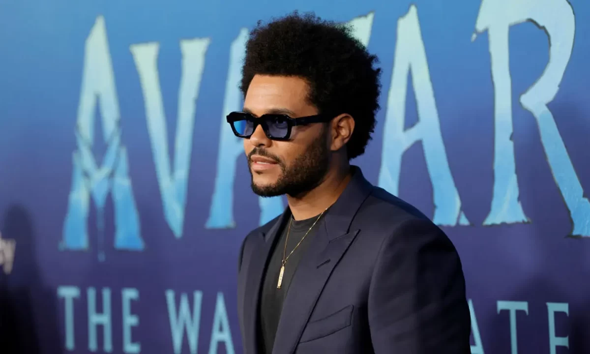 The Weeknd en la alfombra roja promocionando su nueva película