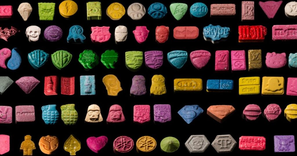 Pastillas de MDMA de diferentes formas y colore