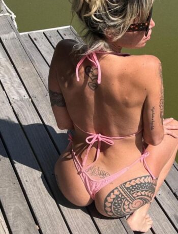 Flor Peña posa con estilo en un muelle con su bikini rosa