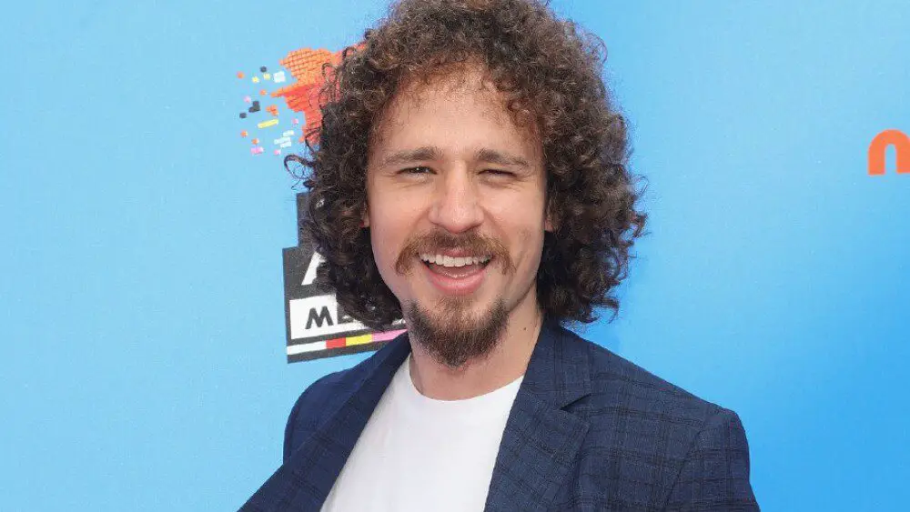 Luisito Comunica: El youtuber mexicano que conquista el mundo digital. Conoce la historia de éxito de Luisito Comunica, el famoso youtuber de viajes.