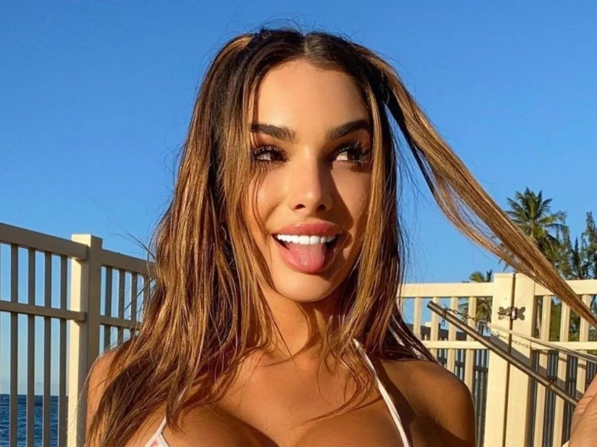 Pícara y coqueta Lyna Perez sonríe picaramente y saca la lengua. Lyna Perez modelo de instragram TikTok