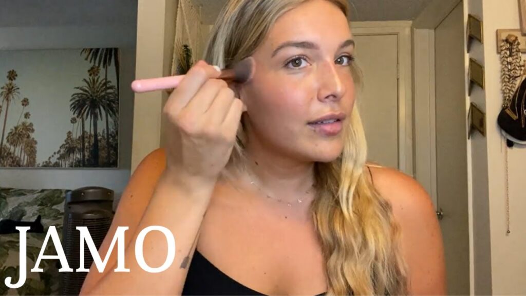 Stephanie Viada enseñando técnicas de maquillaje en YouTube