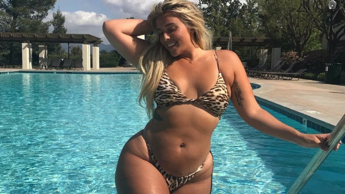 Modelo curvy Stephanie Viada posando en su bikini de leopardo en la piscina