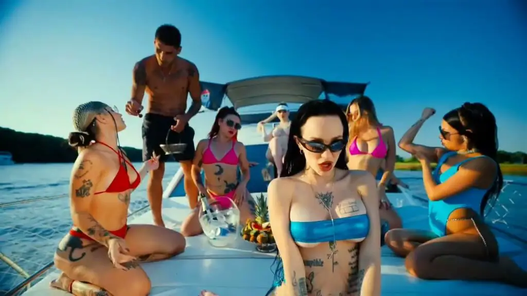 La Joaqui y sus amigas en bikini en un yate en el video musical de "Traidora"