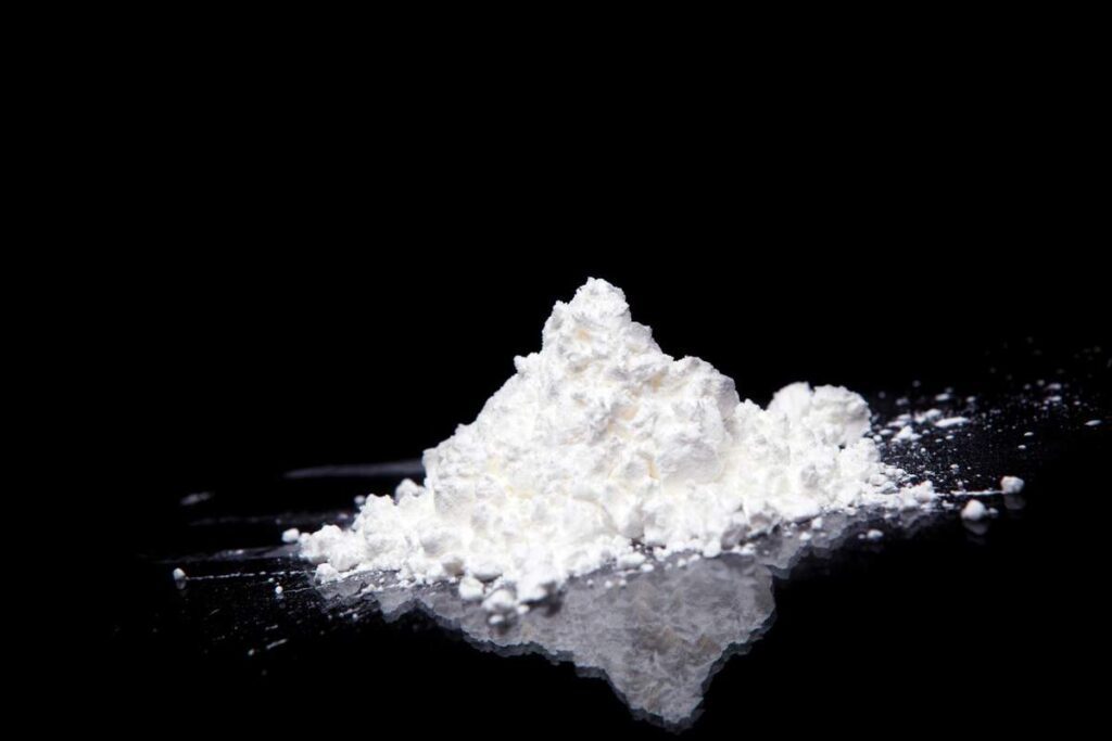 Imagen de una gran montaña de cocaína envasada en bolsas