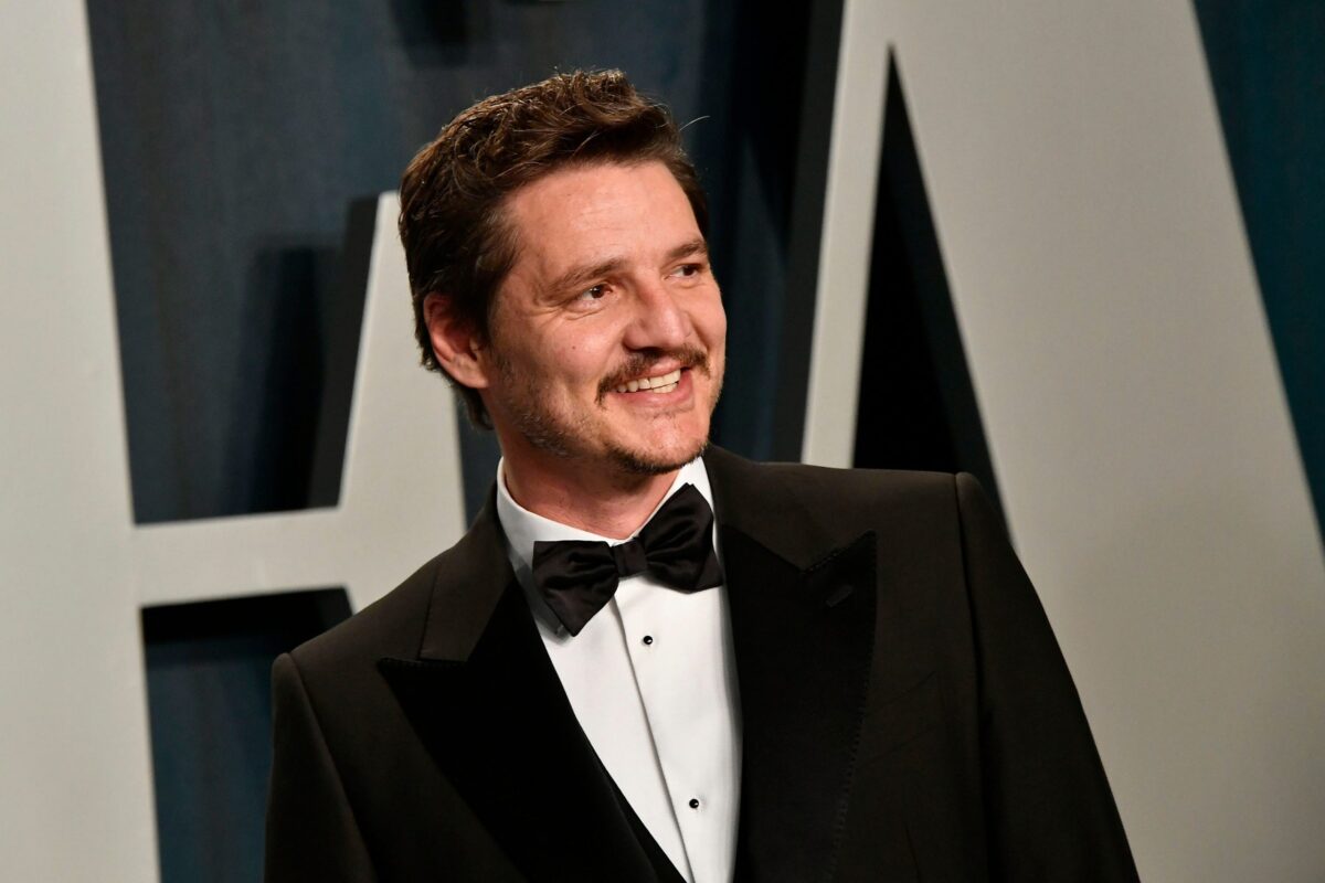 Foto de Pedro Pascal mientras presenta los Premios Oscar 2023.