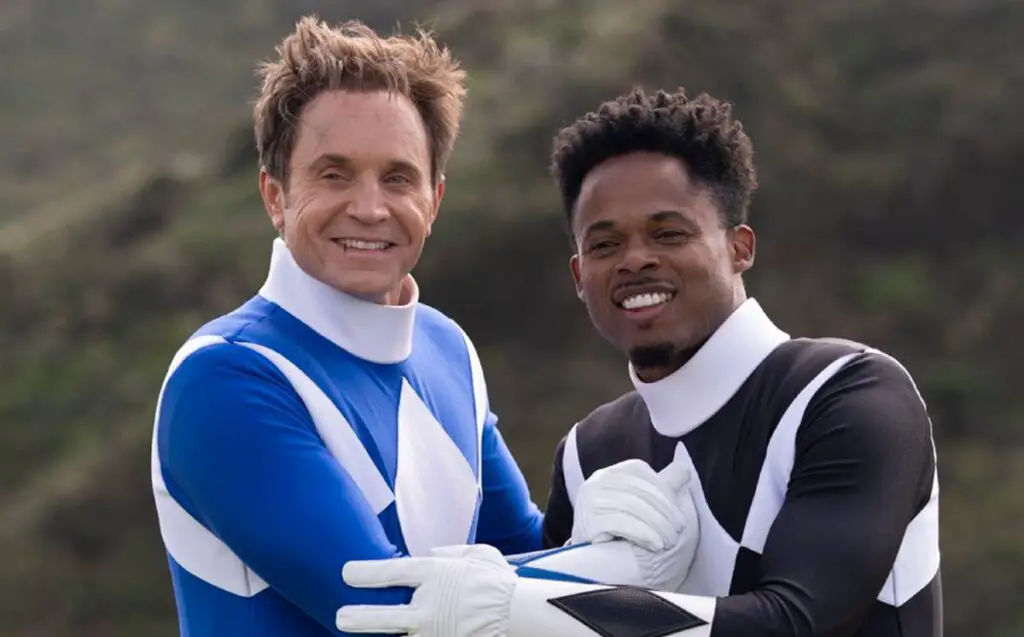 "El poder de la amistad: los icónicos Power Rangers Azul y Negro luchan juntos en una nueva aventura"