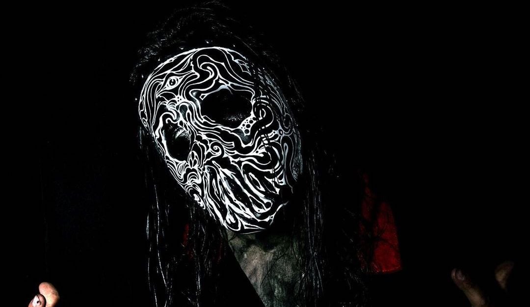 El baterista de Slipknot, Jay Weinberg, muestra su impresionante nueva máscara en Japón