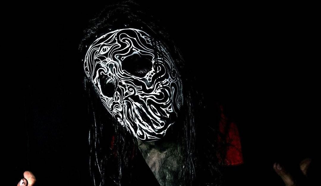 Jay Weinberg revela su última máscara de Slipknot en Japón El baterista de Slipknot, Jay Weinberg, muestra su impresionante nueva máscara en Japón