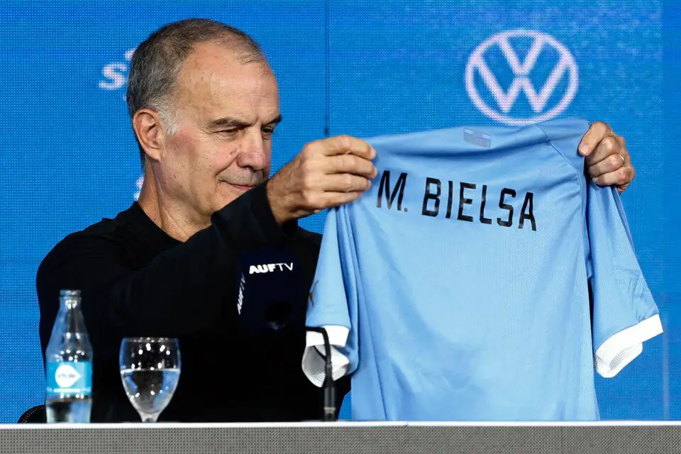 Marcelo Bielsa es presentado en Uruguay