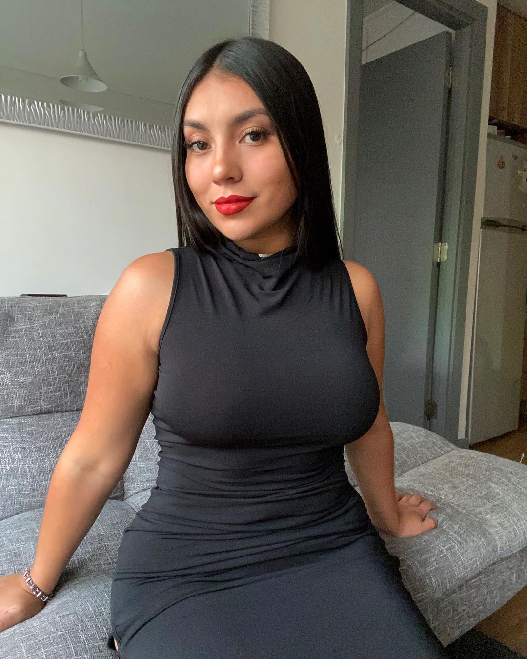 Victoria monss, la ex carabinera chilena que vende contenido en OnlyFans