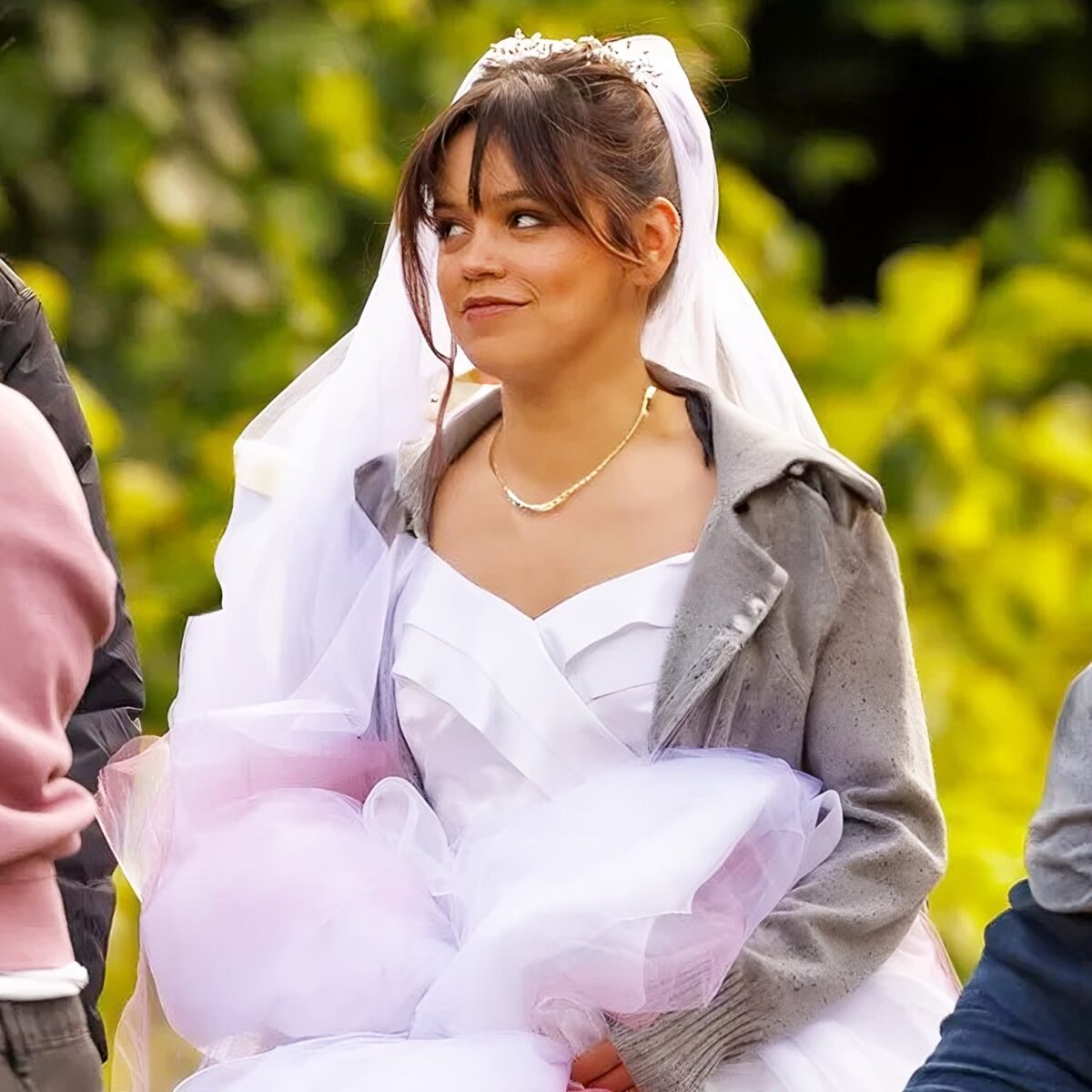 Jenna Ortega vestida de novia Jenna Ortega en el set de rodaje de Beetlejuice 2
