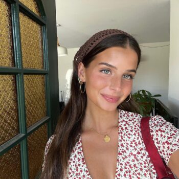 Modelo australiana Steph Mandich con vestido floral, diadema de ganchillo y joyas doradas