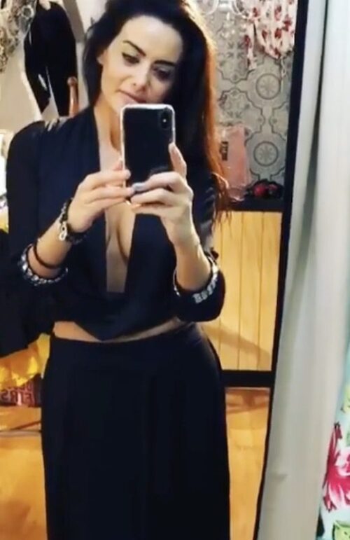 Flavia Fucenecco con look black total y escote pronunciado Flavia Fucenecco