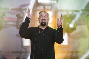 Chino Moreno en plena actuación con Deftones.