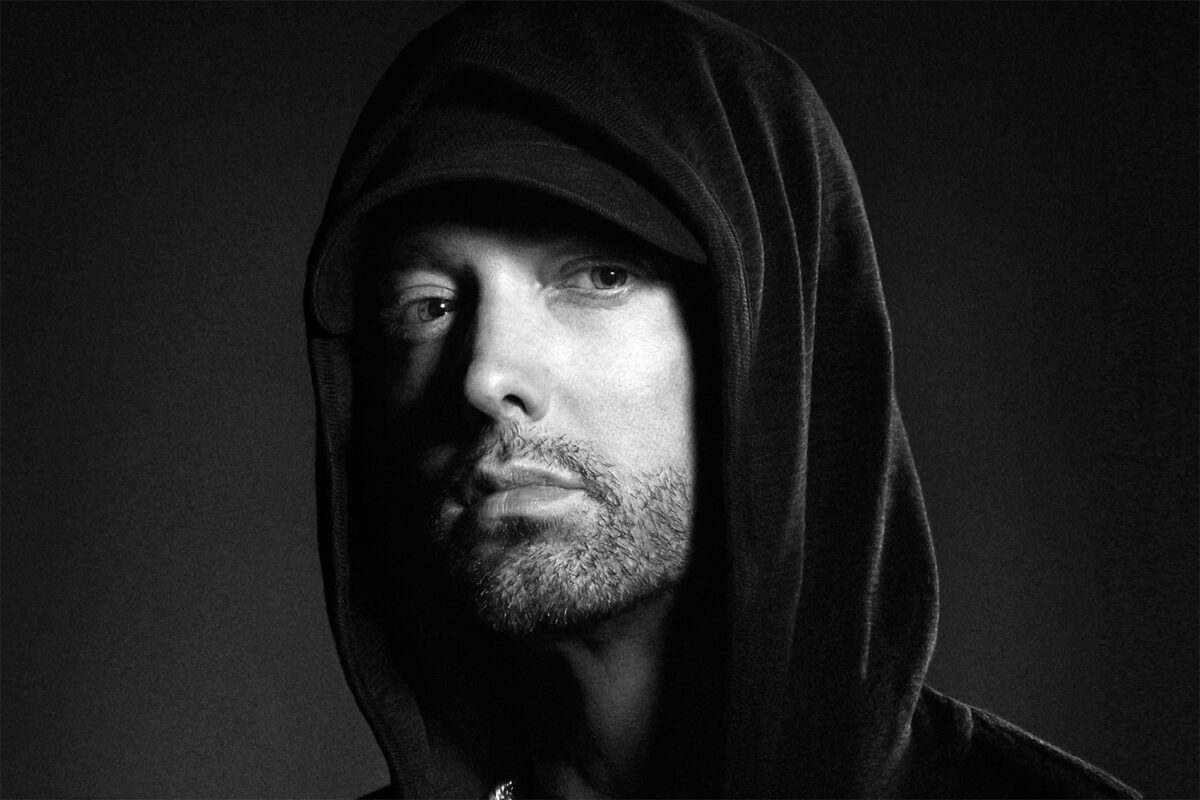 Eminem mirando a la cámara en retrato